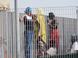 Primo Cpr a Castel Volturno. Il vescovo guida la protesta
