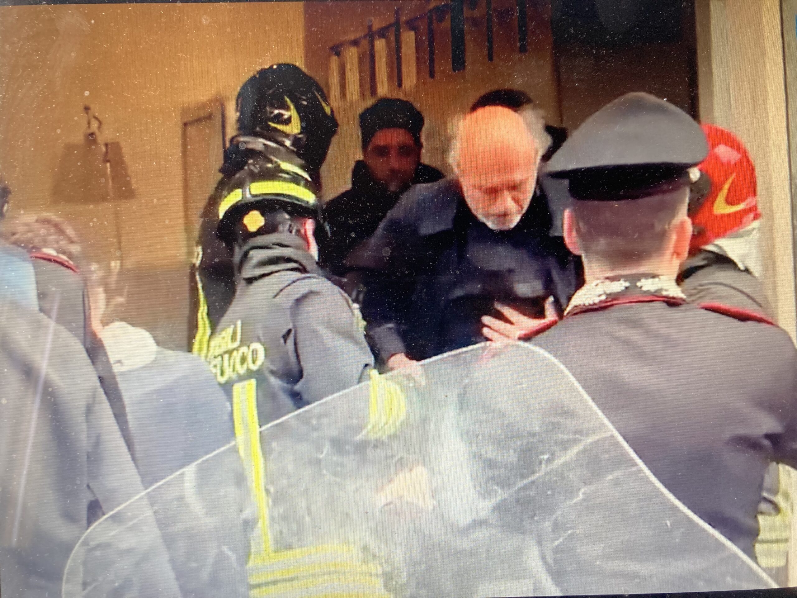 Assalto a Credit Agricole di Napoli con ostaggi e fuga dal buco