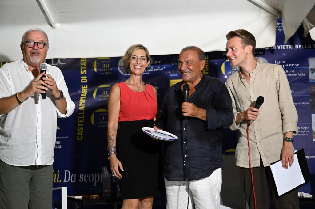 Oscar Di Maio incanta Vietri sul Mare tra teatro, memoria e futuro A &ldquo;Un libro sotto le stelle&rdquo; la presentazione di Guitto? Cos&igrave; &egrave; (se vi pare). Con Gino Aveta e Silvio Martino, una serata di racconti, risate e riflessioni sullo spettacolo che cambia